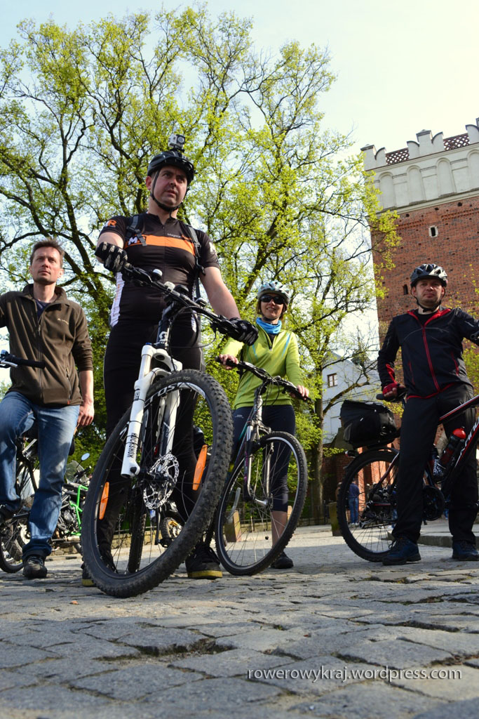 w tle Brama Opatowska