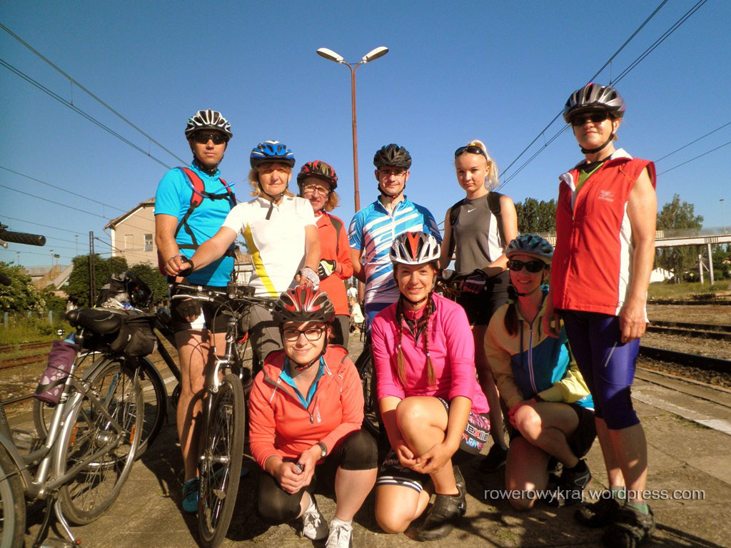 w oczekiwaniu na pociąg rowerzyści z Ostrowca