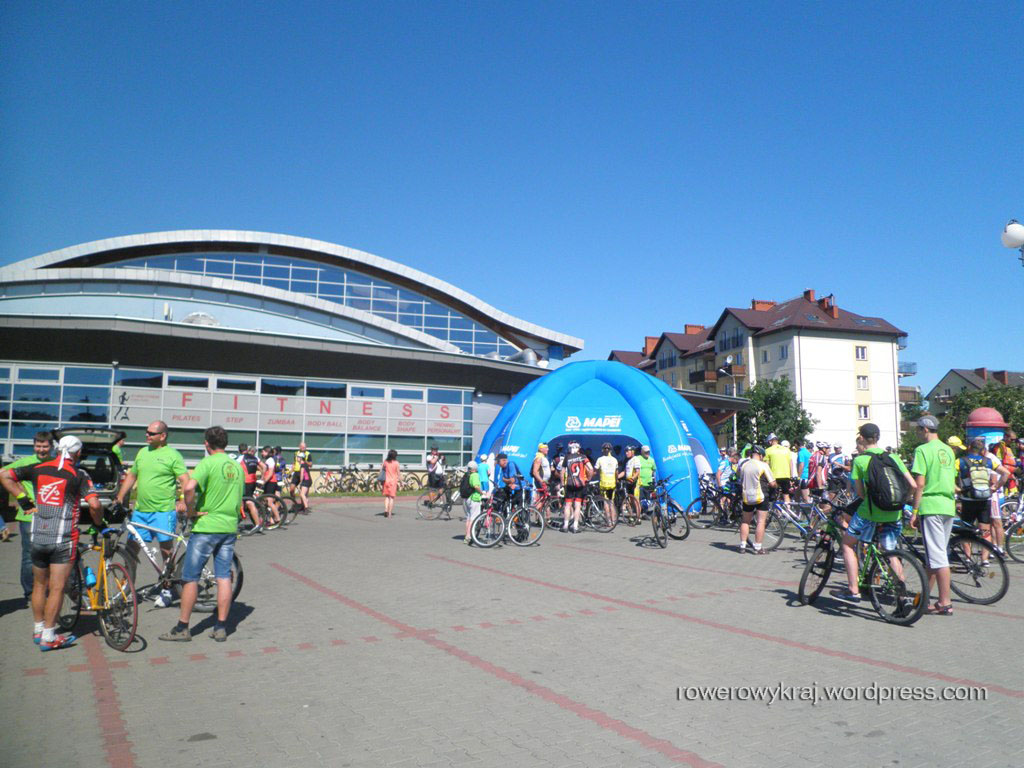 ludzisk przybywa pod niebieski namiot rejestracji uczestników