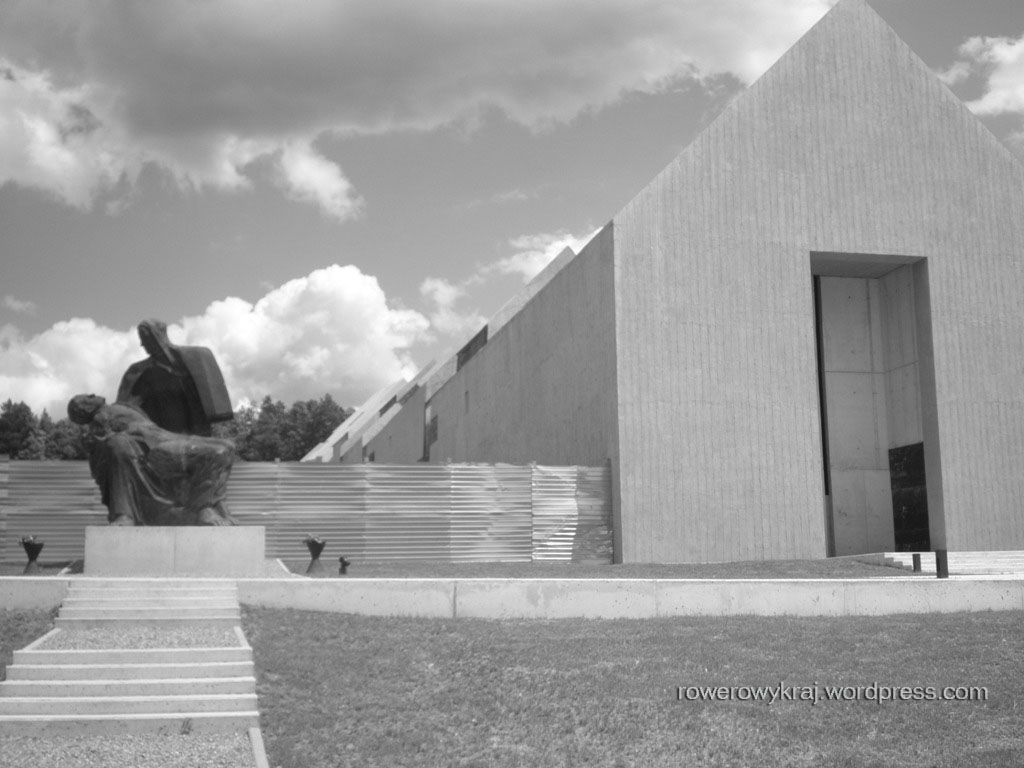 Główny budynek Mauzoleum Martyrologii Wsi Polskich. Nadal w budowie