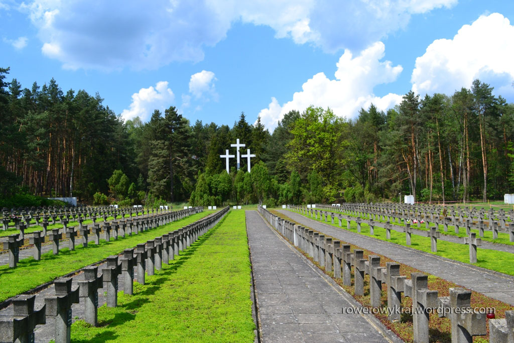 Górujące nad cmentarzem krzyże posiadają zmienione proporcje – ich dłuższe ramiona mają symbolizować rozłożone ręce rozstrzeliwanego człowieka.