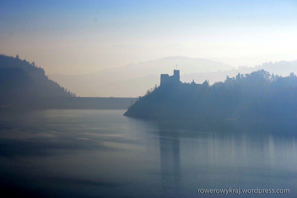 Widok na Zamek Niedzica z tarasu widokowego.