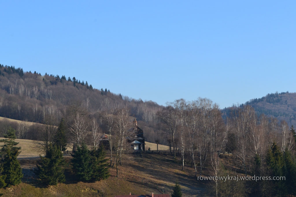 W oddali na wzgórzu cerkiew pw. Ochrony Bogurodzicy