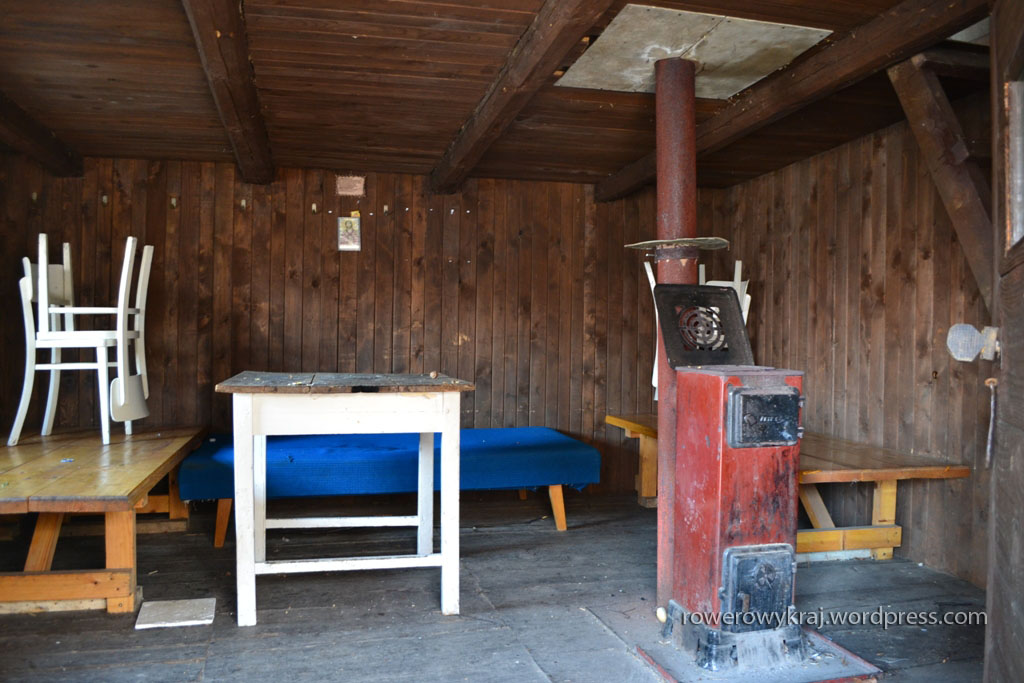 Apartamenty - salon z kominkiem