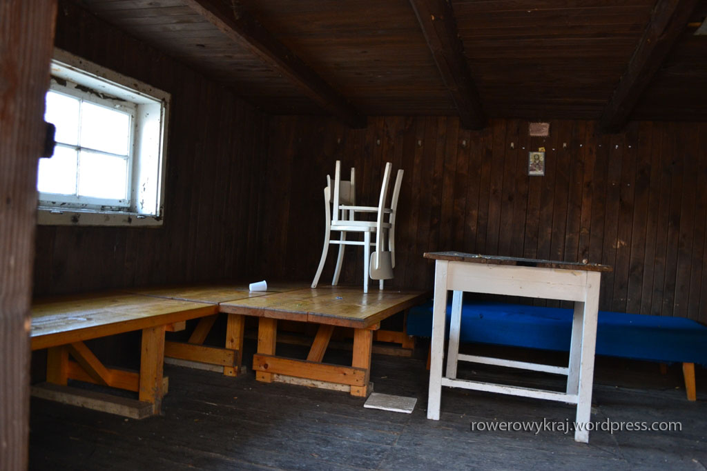 Jadalnia połączona z salonem. Na górze jest jeszcze jedna kondygnacja, ale ni sfocił nikt :/ Ponoć same dechy