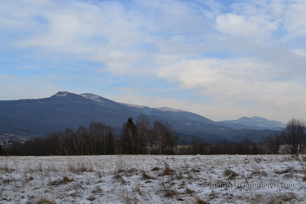 Widok z polany u podnóża Jawornika przy szlaku żółtym