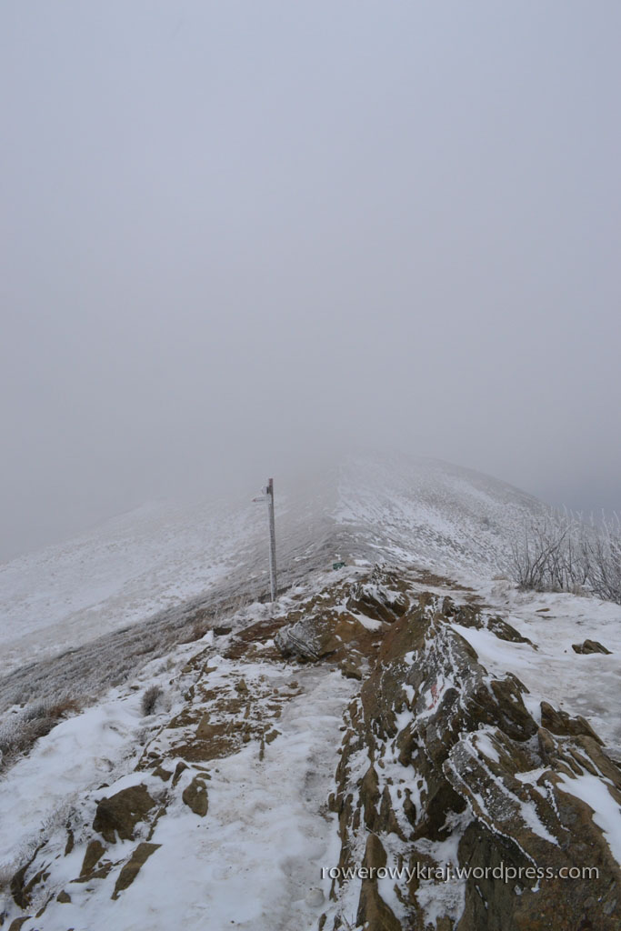 Zostawiamy za sobą szlakowskaz i kontrolując każdy krok posuwamy się naprzód