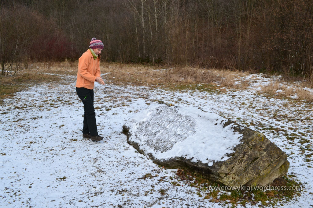 Jabłonki. Głaz w miejscu, w którym zginął gen. Karol Świerczewski.